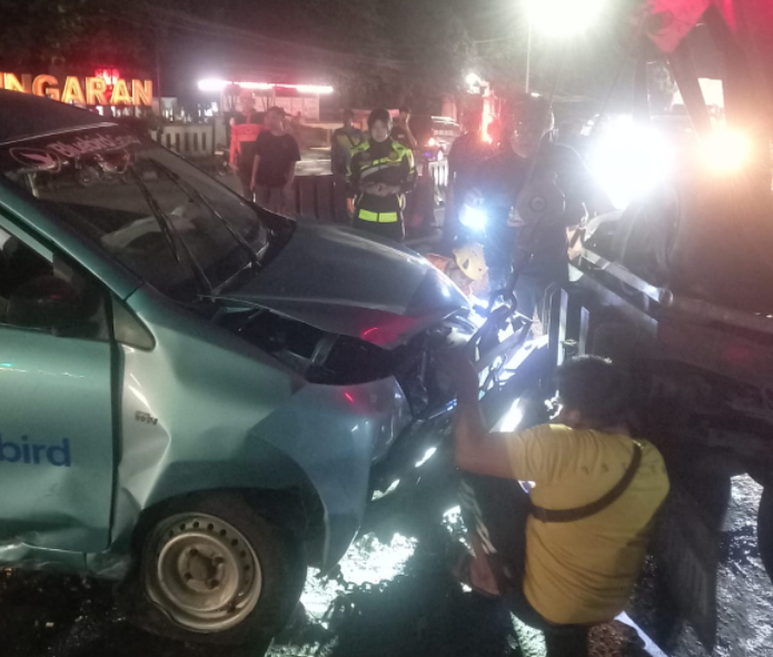 Sopir Alami Microsleep, Taxi Lompati Pembatas Hingga Menabrak Daihatsu Grandmax di Ungaran