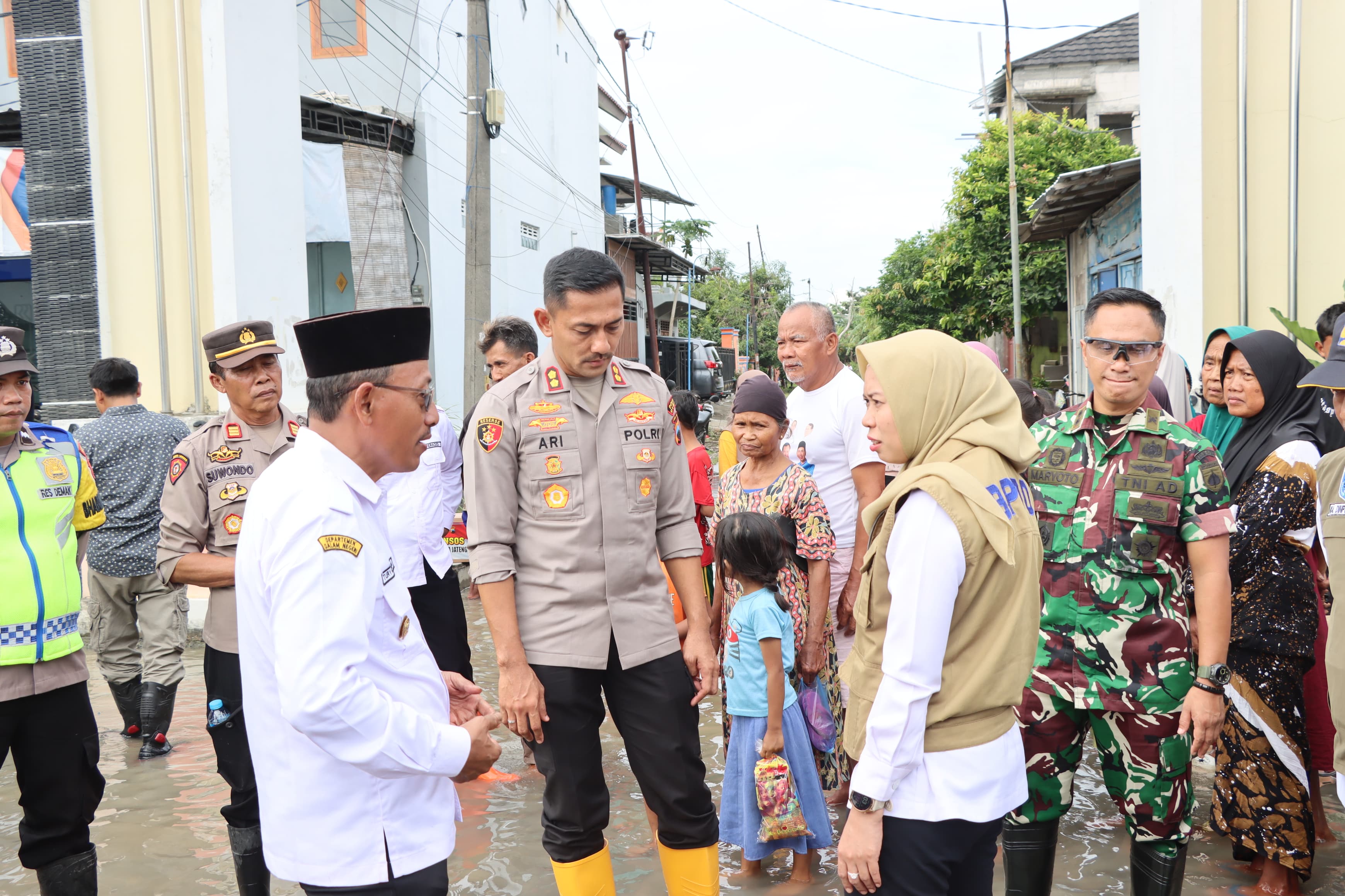 Kapolres, Dandim dan Bupati Demak Tinjau Pemukiman Warga dan Tanggul Sungai Tuntang yang Jebol  