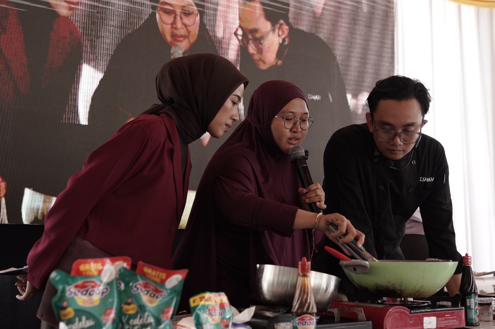 Dapur Alfamart, Chef Isman Ajak Warga Slawi Masak Bareng