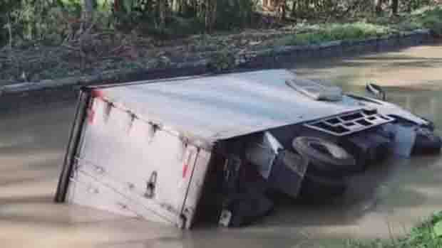 Truk Boks Bermuatan Susu Alami Kecelakaan hingga Masuk Sungai di Grobogan
