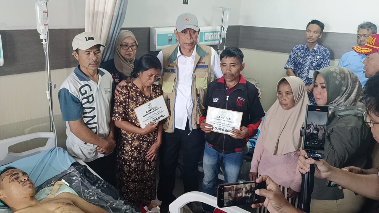 Kunjungi Korban Longsor dan Banjir Bandang Pekalongan,  Wamensos Beri Santunan