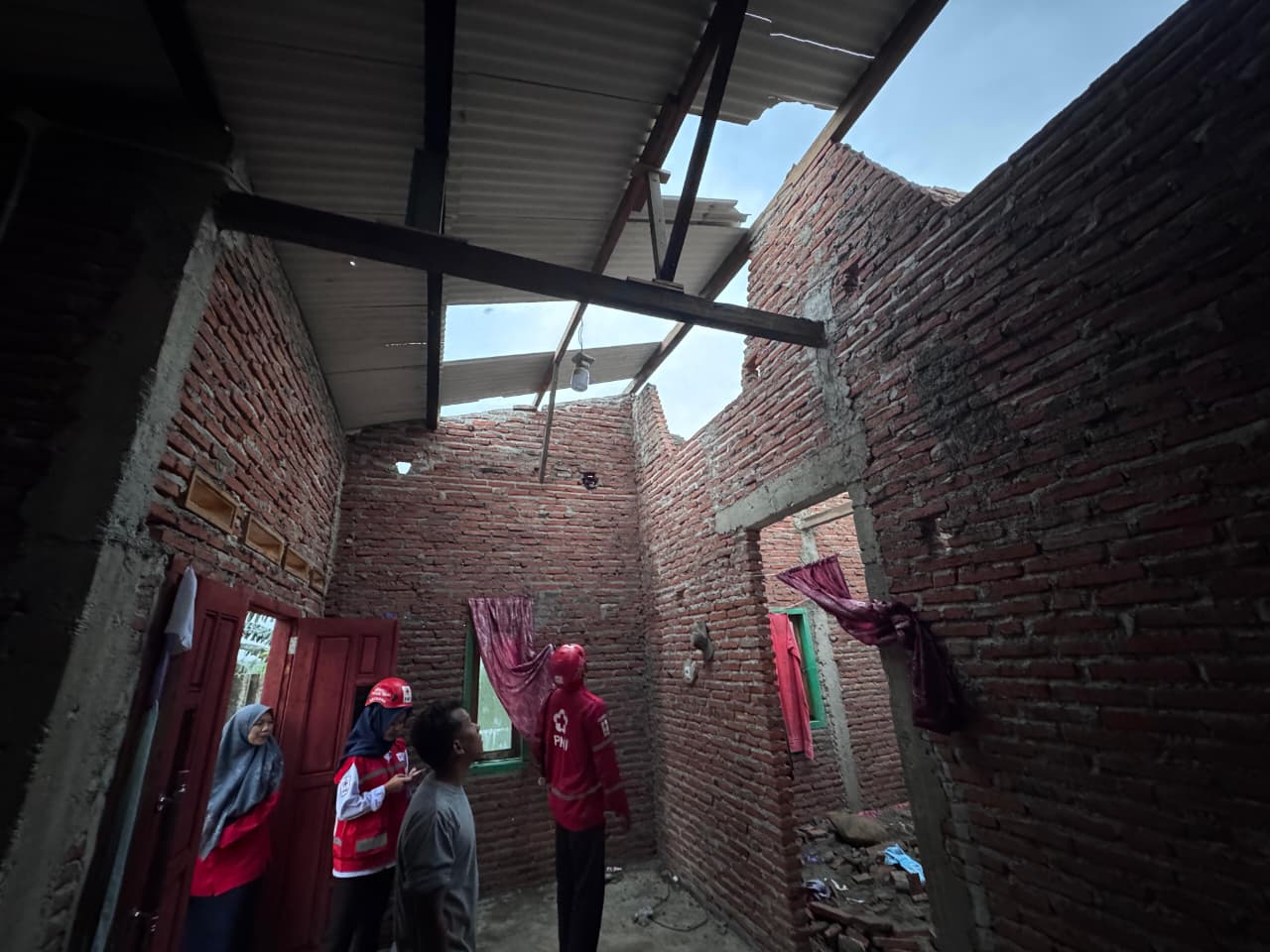 Angin Kencang Terjang Pecabean Tegal, Tiga Rumah Rusak Parah Satu Keluarga Mengungsi