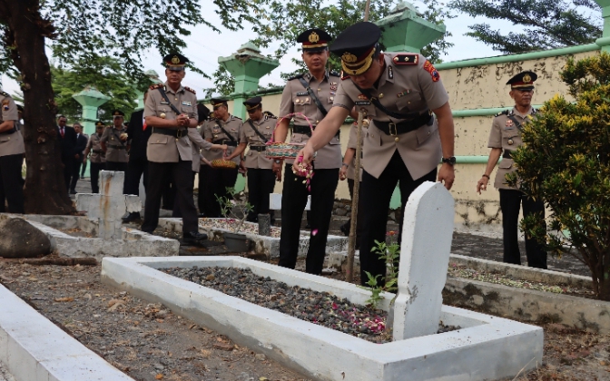 Polres Tegal Gelar Upacara Ziarah dan Tabur Bunga di TMP Pura Kusuma Persada Menyambut Hari Bhayangkara ke-78