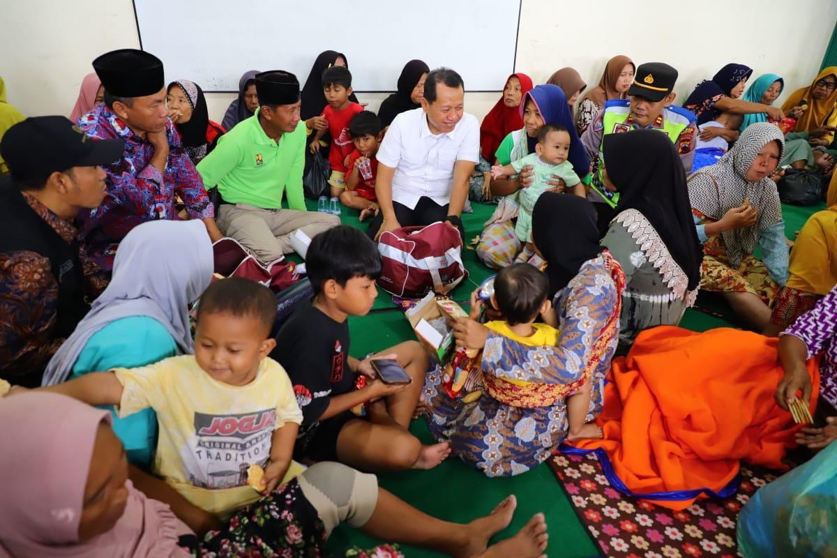 Pemkab Kudus Evakuasi Warga di Posko Pengungsian, Banjir Satu Meter Rendam Dukuh Goleng  