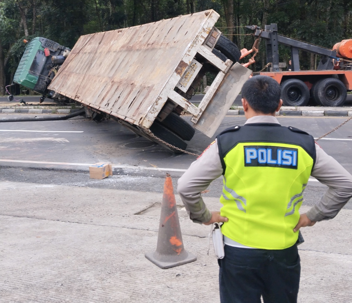 Kontainer Muatan Tepung 18 Ton Terguling Tutupi Badan Jalan Lingkar Salatiga, Semarang Solo Macet Panjang