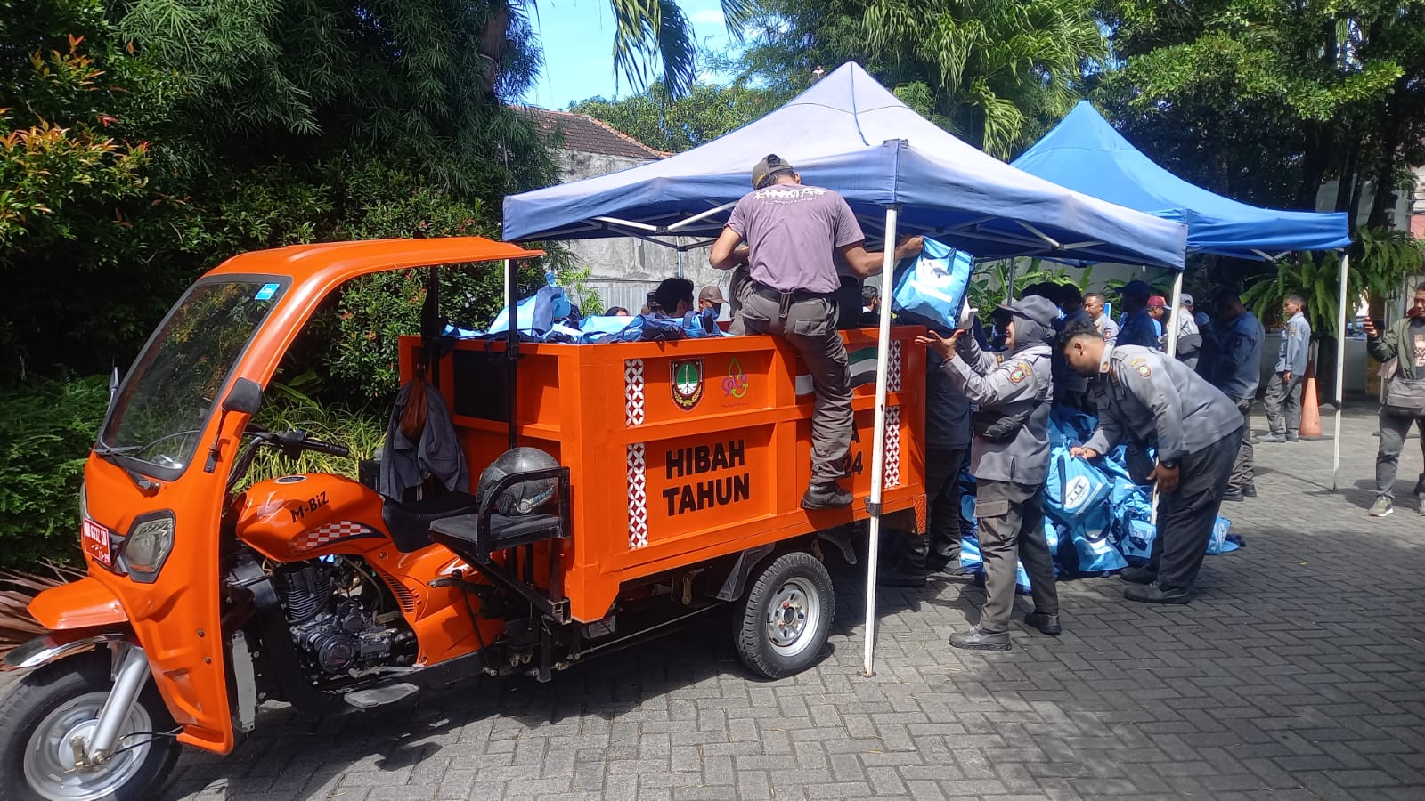 Lagi, Wapres Gibran Bagikan 2.600 Paket Sembako di Solo