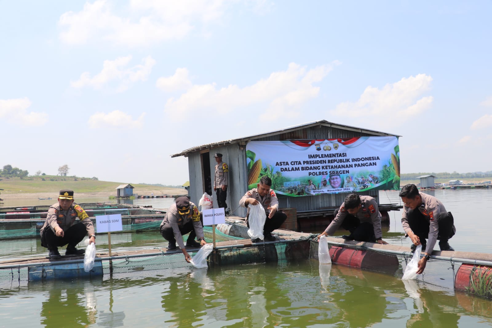 Dukung Program Swasembada Pangan Presiden, Polres Sragen Tebar 10 Ribu Benih Ikan