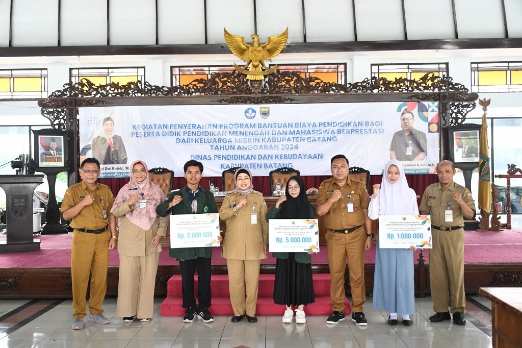 Gelontorkan Rp492,5 juta, Pemkab Batang Beri Beasasiswa Pendidikan untuk SMA dan Mahasiswa