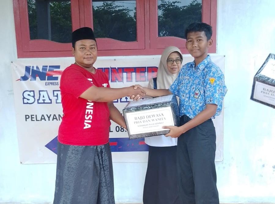 SMPN 1 Balapulang Tegal Donasikan Pakaian Layak Pakai