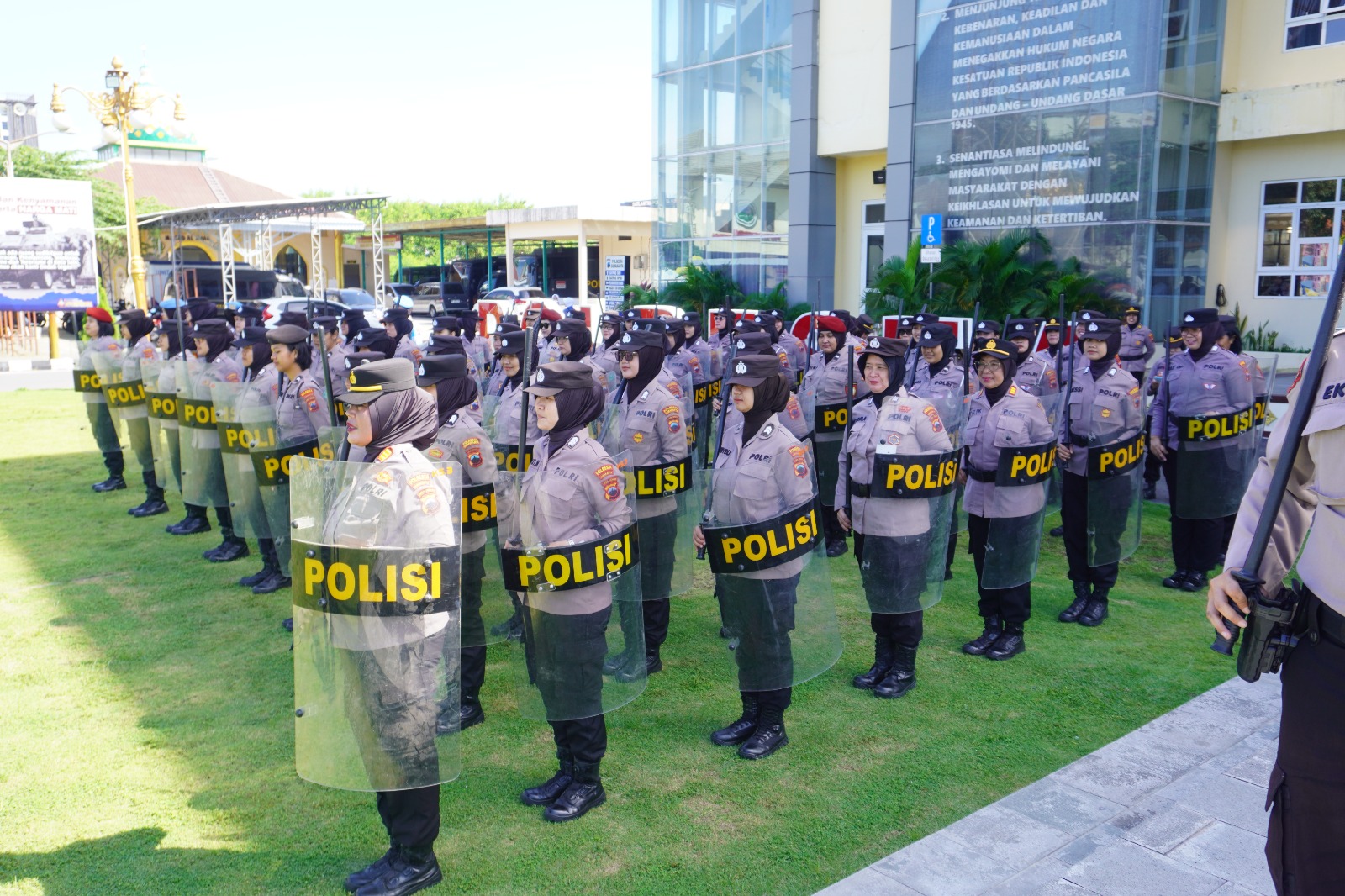 Polwan Polresta Solo Asah Kemampuan Dalmas, Amankan Massa Secara Humanis