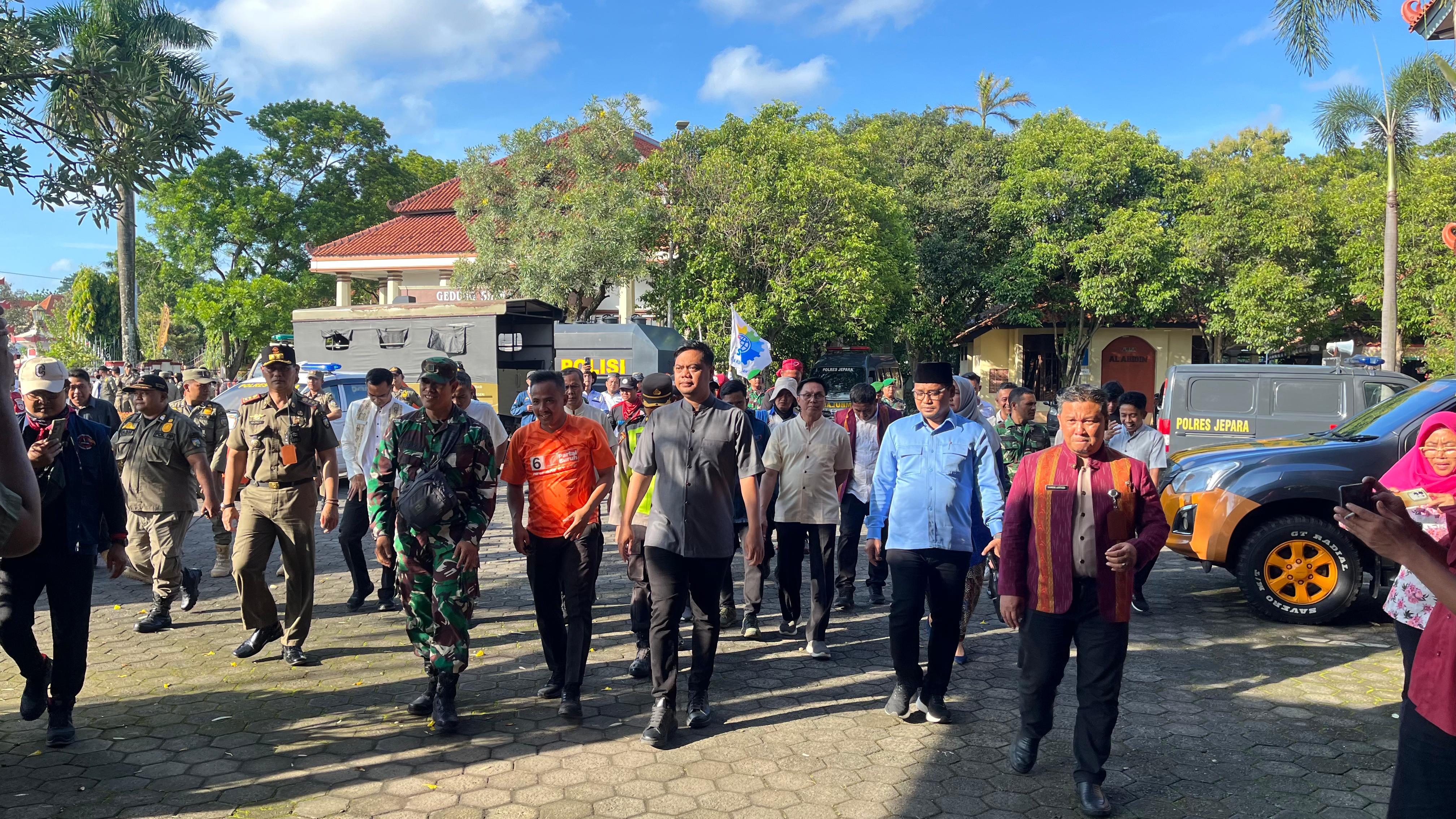 Federasi Buruh Long March ke Pendopo Jepara Usung Dua Tuntutan, Begini Respon Bupati Witiarso 