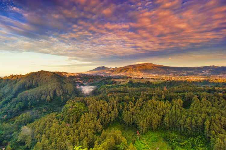 Mengintip Keindahan Tebing Keraton Bandung: Tempat Wisata Hits di Pegunungan, Tiketnya Hanya 17 Ribu