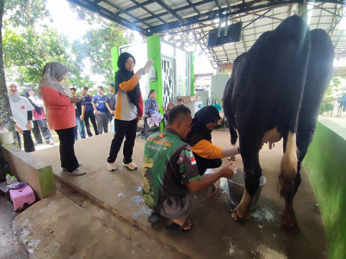 Mahasiswa Malaysia Belajar UMKM Kolang-Kaling dan Peternakan Sapi Perah di Desa Wisata Jatirejo Semarang