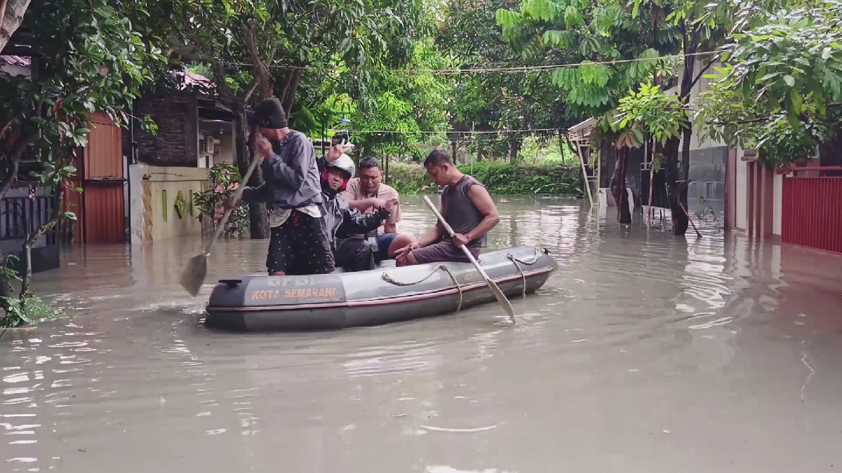 Hujan Deras Guyur Semarang, Perumahan Dinar Mas Kembali Tergenang Banjir Luapan dari Sungai Babon