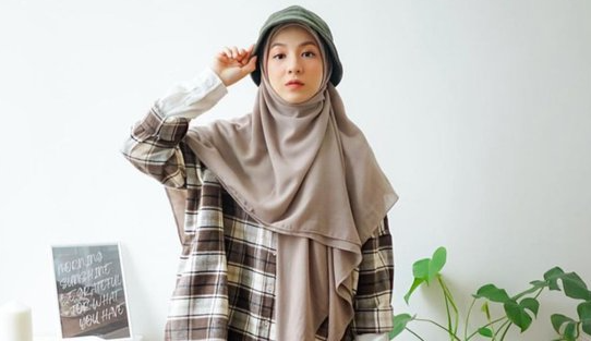 Mau Tampil Sytlish dan Elegan? Ini Dia Rekomendasi 5 Gaya Fashion Hijab Kekinian Ala Natasha Rizky