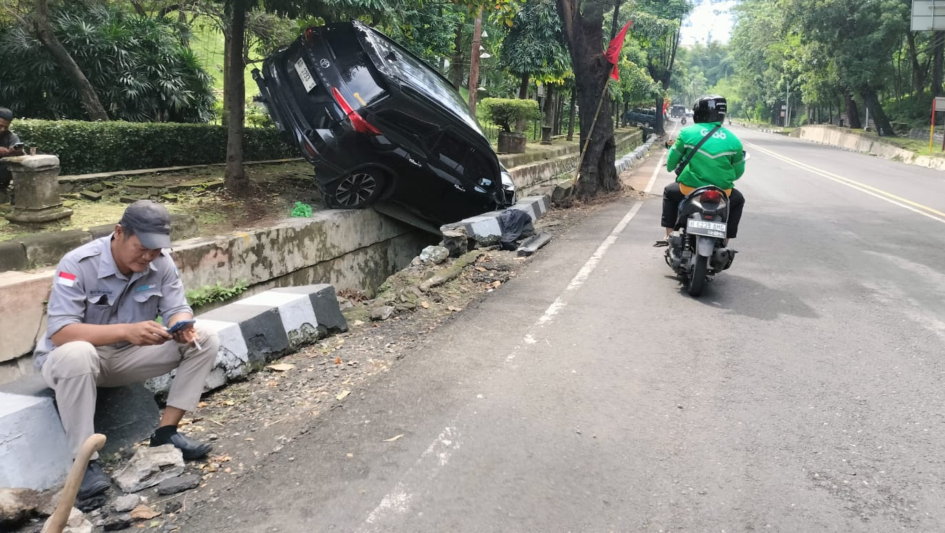 Diduga Kurang Fokus, Fortuner Masuk Got di Jalan S Parman Semarang