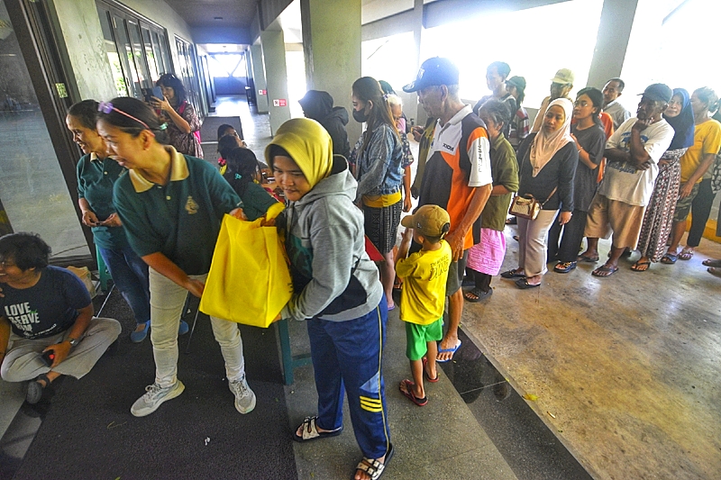 Warga Muslim Tebus Murah 450 Paket Sembako dari Gereja St Theresia Bongsari