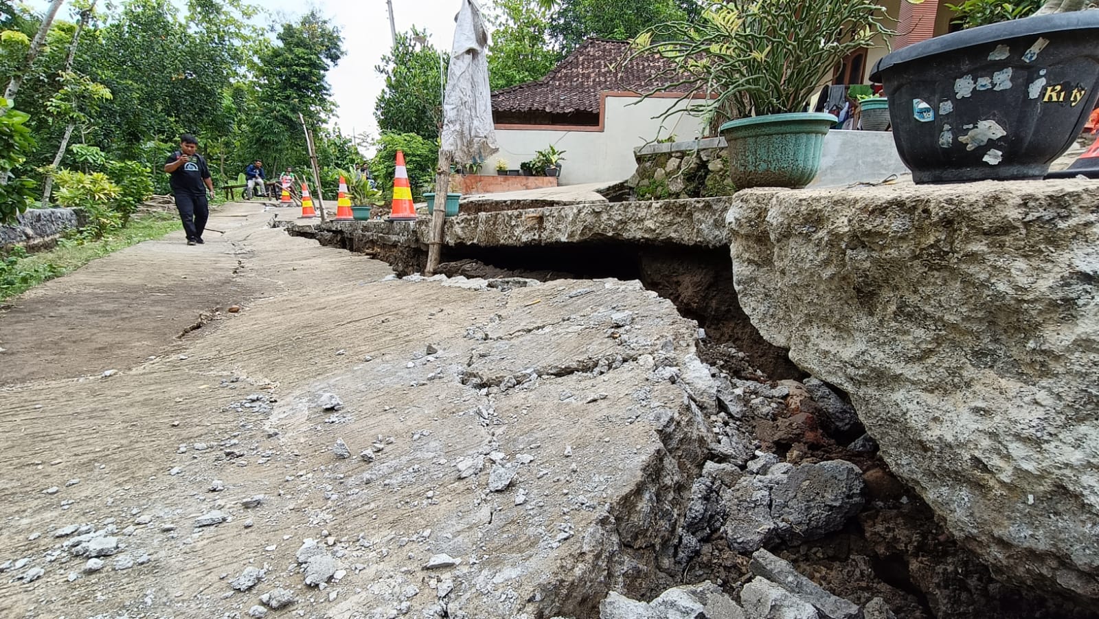 Diguyur Hujan, Jalan Penghubung Kampung di Desa Gading Amblas 