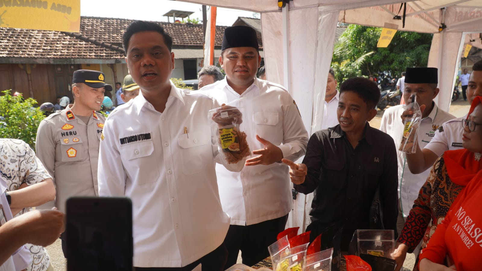 Ngantor di Balai Desa Kaliaman, Janji Bupati Jepara Ditagih Warga