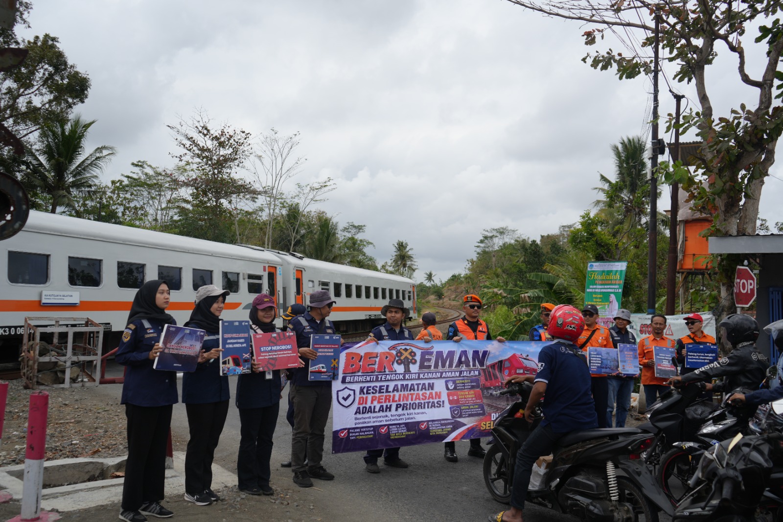 KAI Daop 5 Edukasi Pengguna Jalan di Perlintasan Sebidang Banyumas-Cilacap