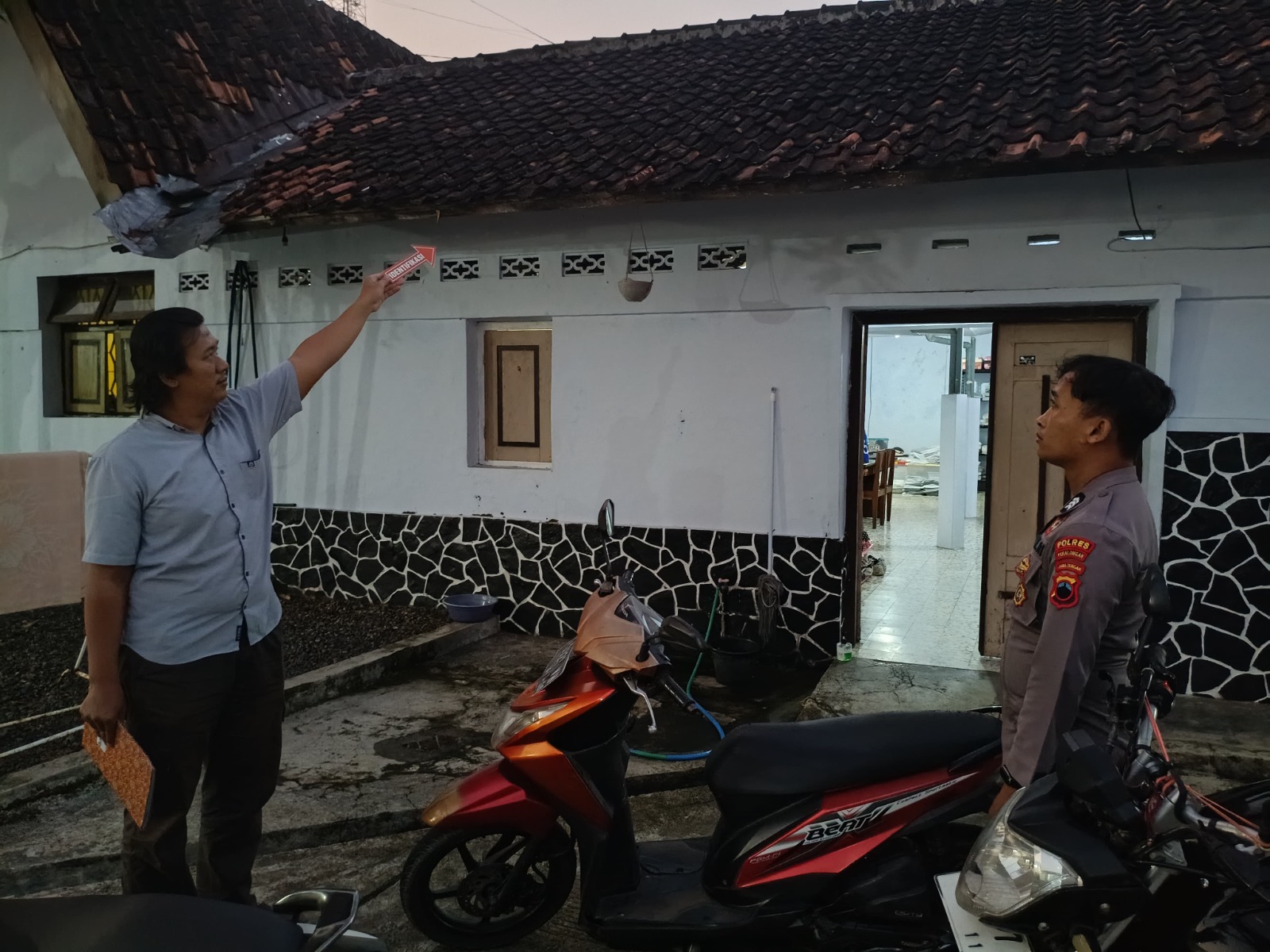 Ledakan di Atap Rumah Warga Wonopringgo Lukai Seorang Kakek
