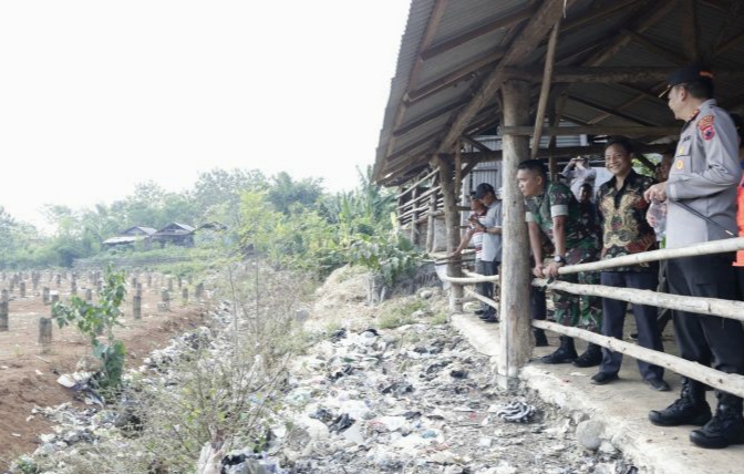 Polres dan Kodim Pemalang Tanam Pohon di TPA Pesalakan