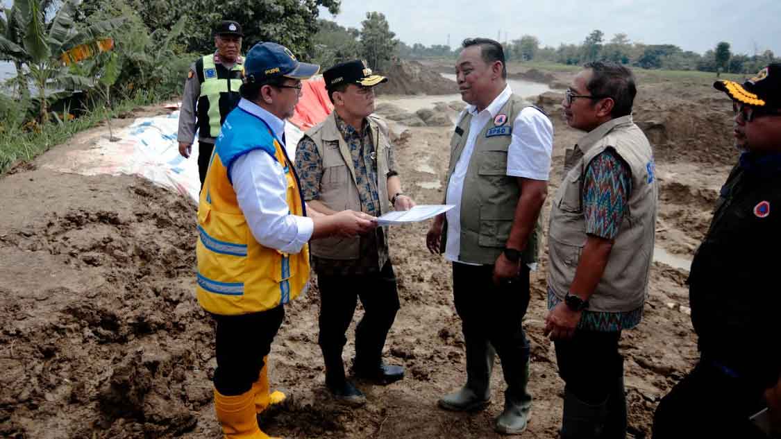 Tinjau Langsung ke Lokasi, Gubernur Jateng Instruksi Perbaikan Tanggul Jebol di Grobogan Selesai Dua Hari