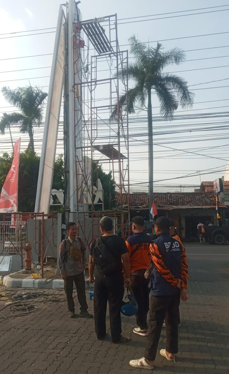 Tragis! Perbaiki Lampu Baliho, Pekerja Tersengat Listrik
