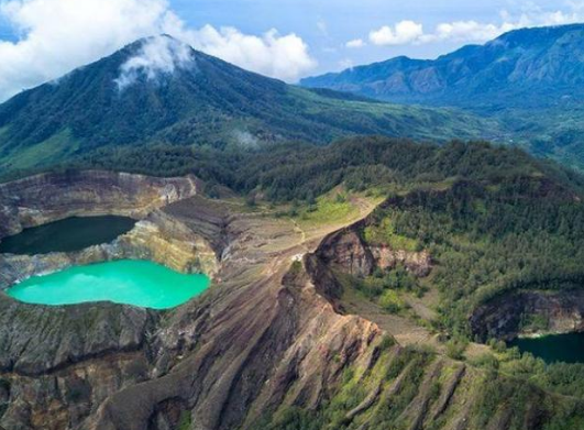 Danau 3 Warna di Desa Waturaka, Salah Satu Bukti Desa Terkaya di Indonesia
