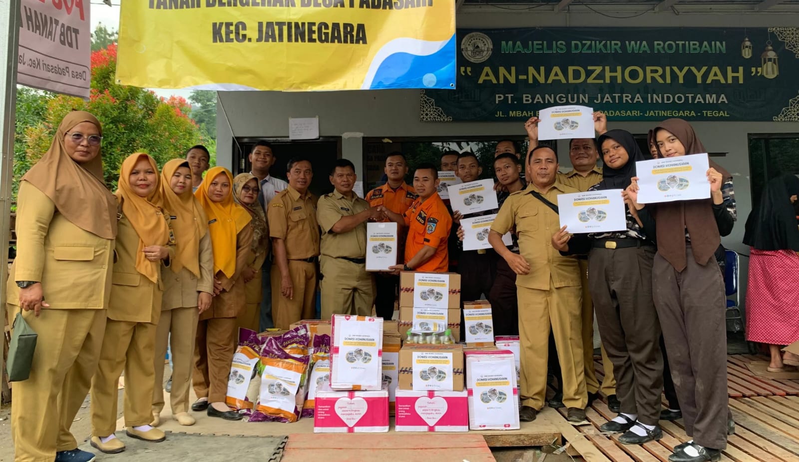 SMKN 1 Adiwerna Salurkan Paket Sembako Langsung Posko Bencana Padasari