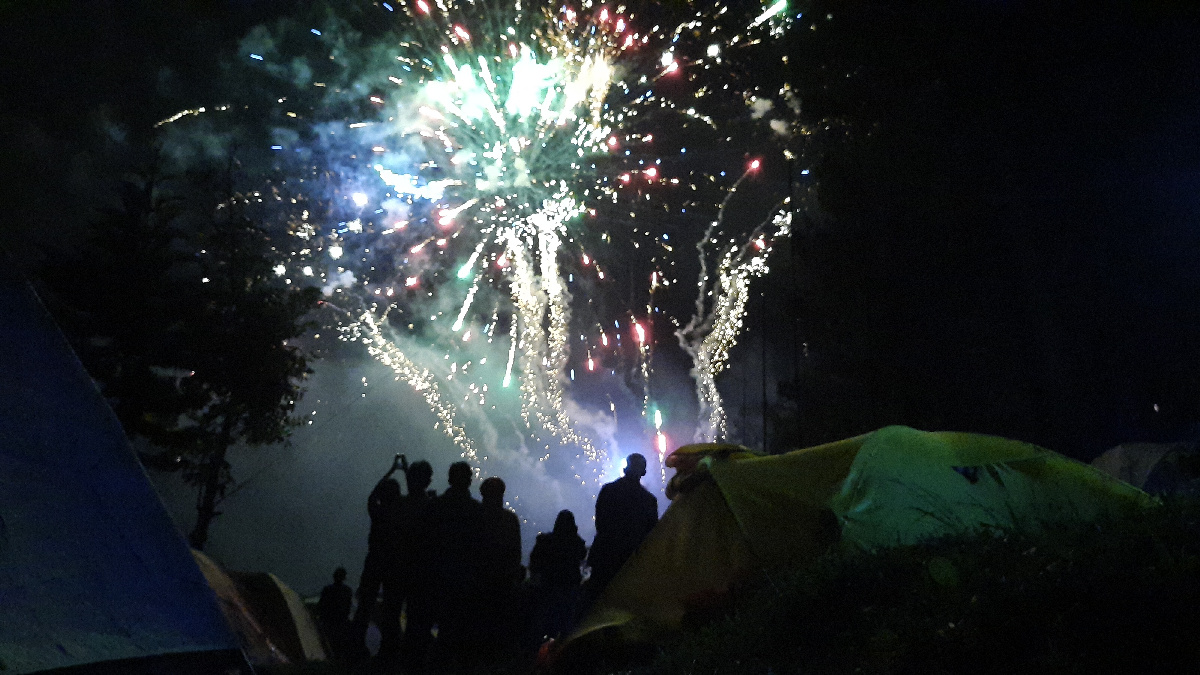 Sempat Badai, Pesta Kembang Api Perayaan Tahun Baru 2026 di Base Camp Perantunan Ungaran Berlangsung Meriah