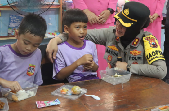 Mendukung Asta Cita Presiden, Polres Salatiga Bagikan Seribu MBG dari Program Jumat Berkah