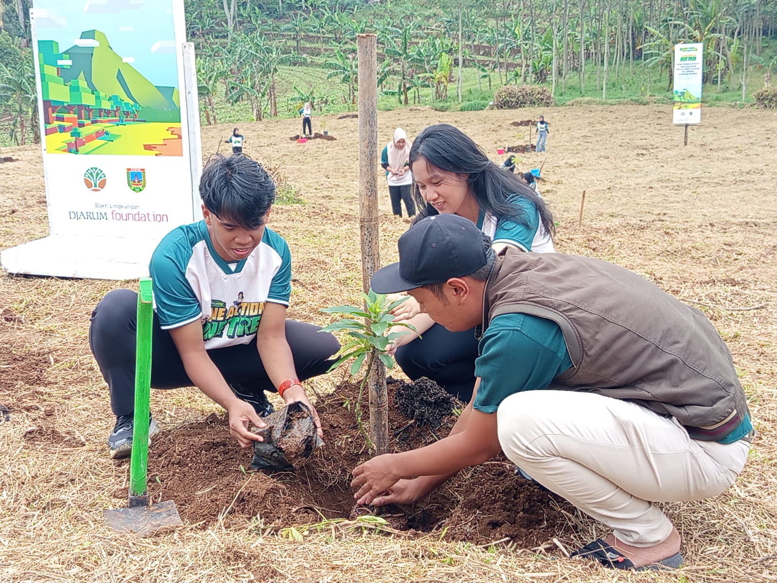 Kawasan Lereng Muria Kritis, Remaja Kudus Tanam Ribuan Pohon