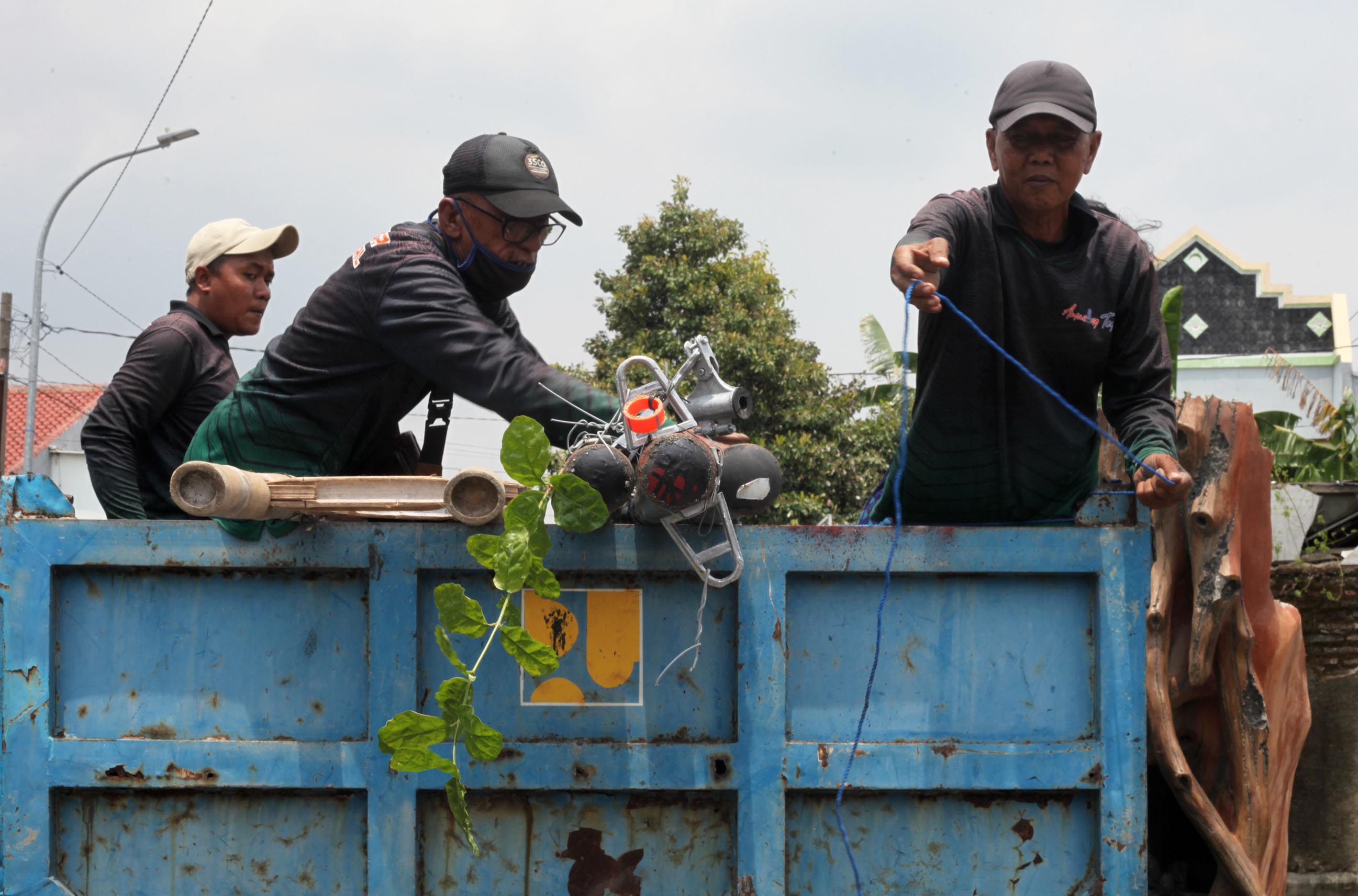 Tim Gabungan Tertibkan Tiang Telekomunikasi Provider Nakal