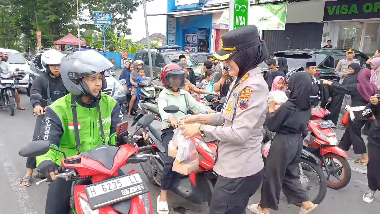 Gandeng Perguruan Pencak Silat dan Ormas, Polres Semarang Bagikan Ribuan Takjil di 'Bang-Jo'