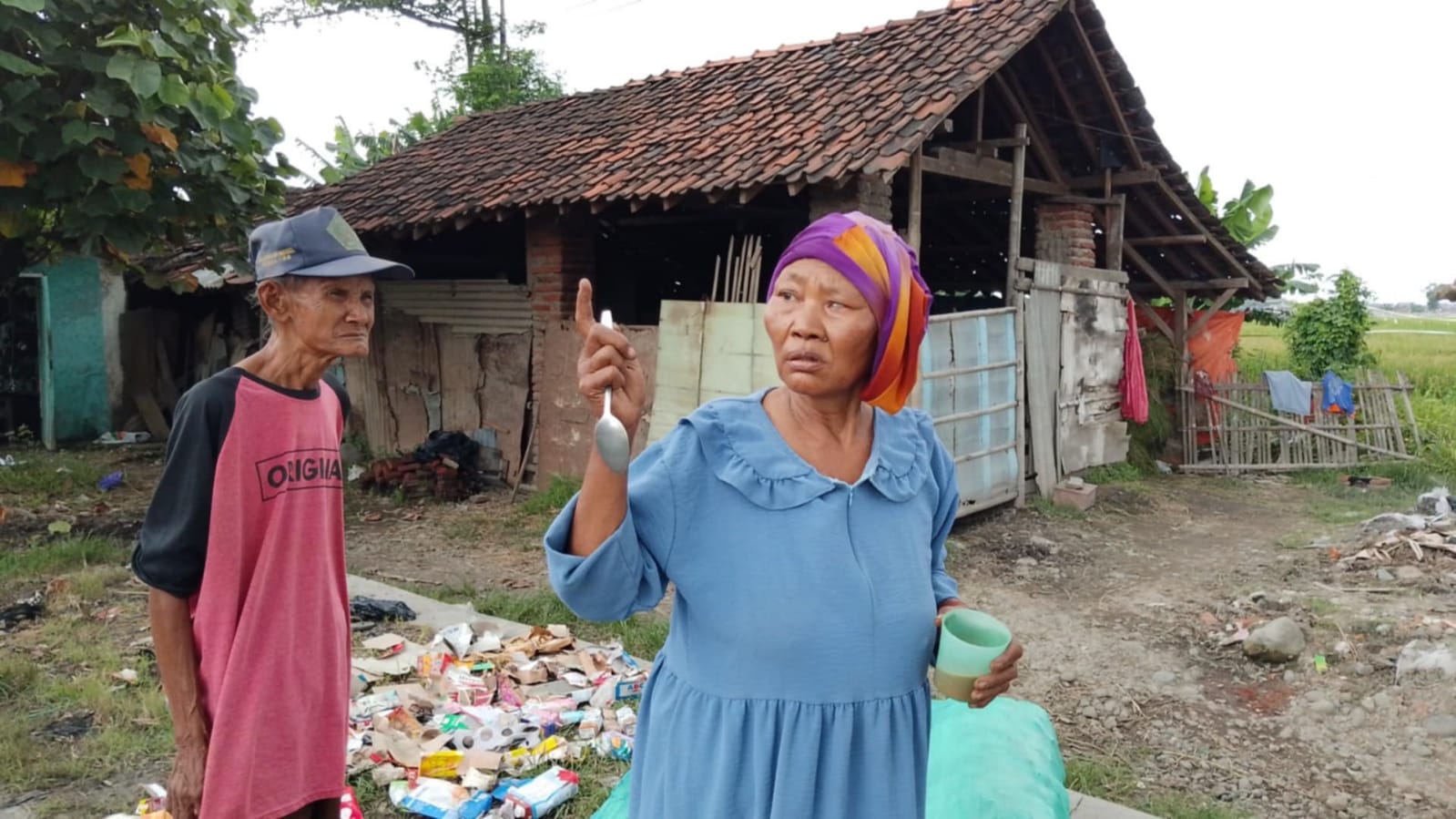 Warga Desa Kaligelang Kabupaten Pemalang Terpaksa Tidur Di Kandang Kerbau, Kenapa?