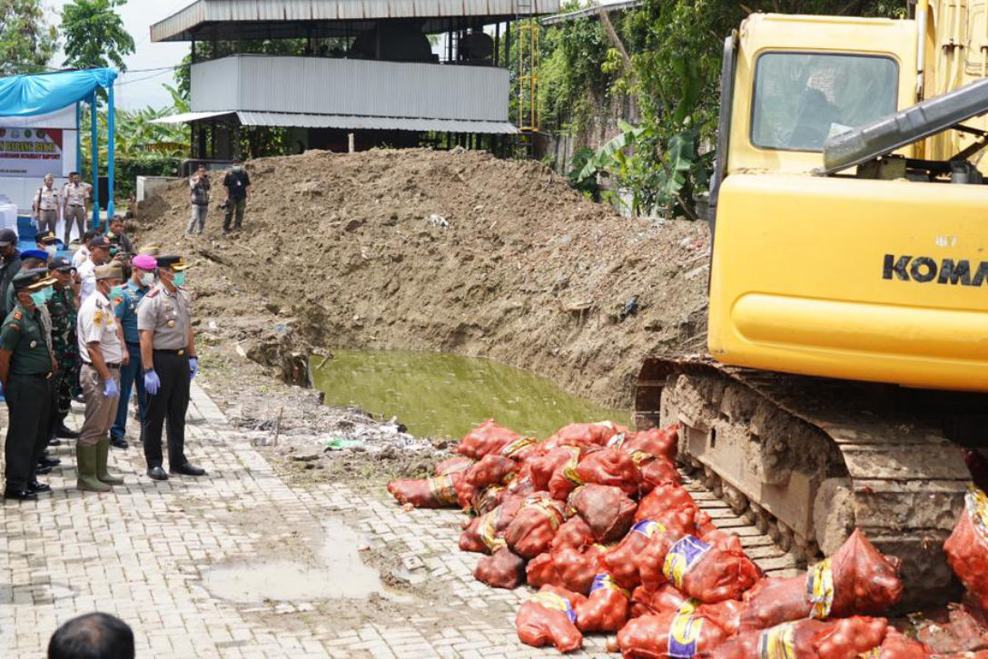 Polrestabes Semarang Musnahkan 6.171 Karung Bawang Bombay Ilegal