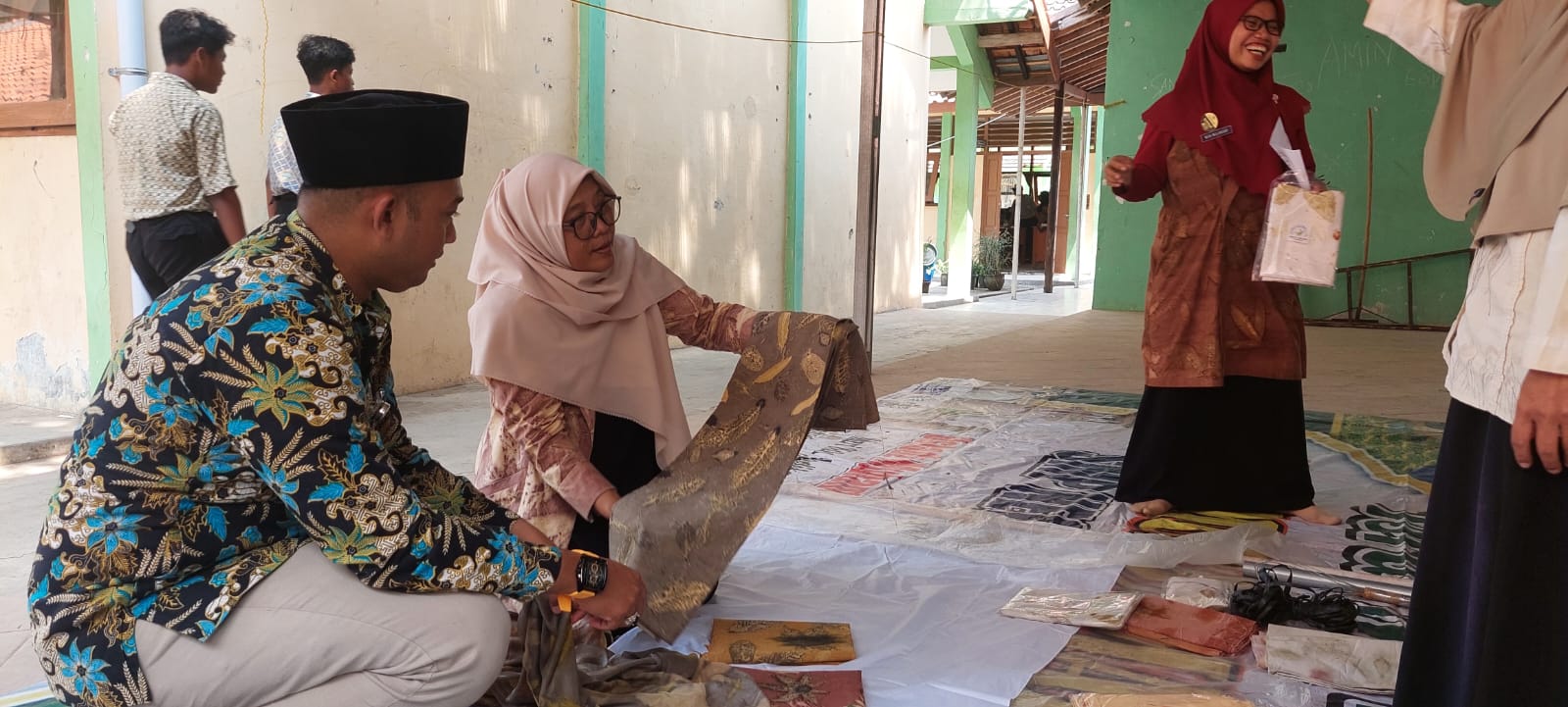Komisi IV Apresiasi Siswa SMPN 1 Kramat Tegal yang Berkarya Membuat Batik Ecoprint