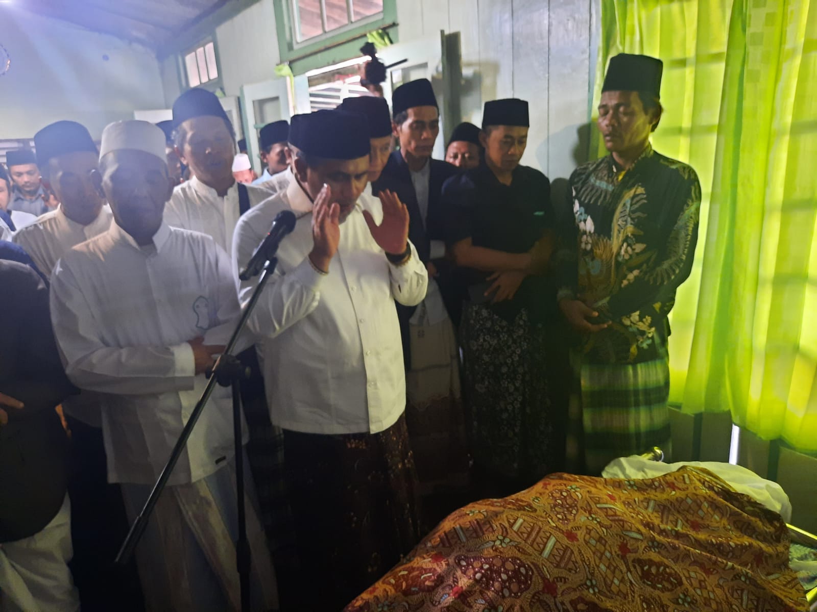 Takziah ke Rumah Duka, Gus Yasin : Saya Bersaksi Mbah Dim Ahli Surga