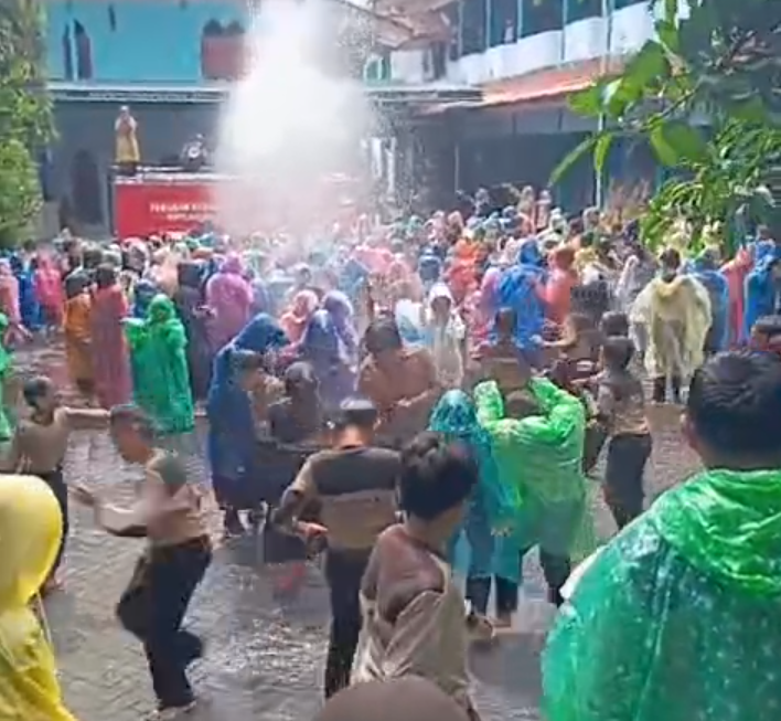 Ratusan Pelajar SD Al-Azhar 22 Salatiga Ikuti Simulasi Mitigasi Bencana Kebakaran