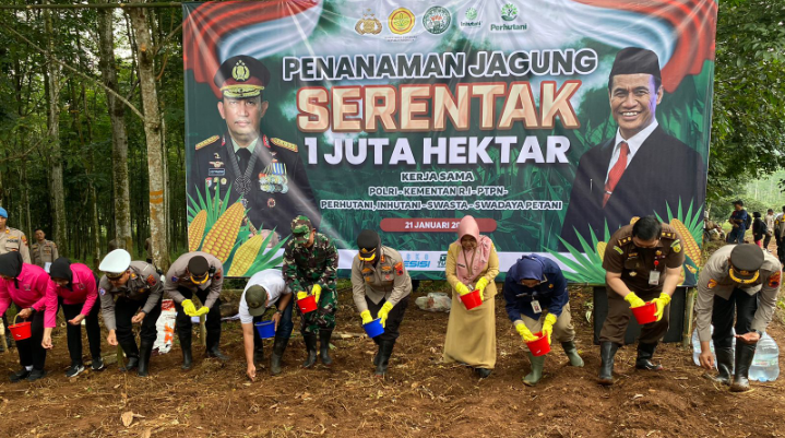 Didukung Pupuk oleh Pemkot, Polres Salatiga Tanam Jagung Dilahan Seluas 1.000 Meter