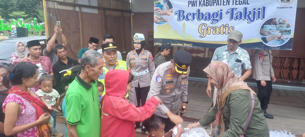 PWI Kabupaten Tegal Berbagi Ratusan Bungkus Takjil 