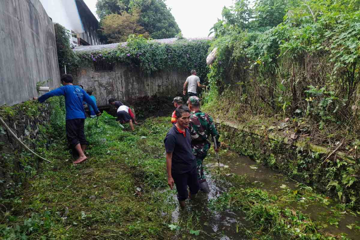 Cegah Banjir Saat Musim Hujan, TNI dan Warga Kampung Sending Gelar Aksi Bersih Sampah di Sungai