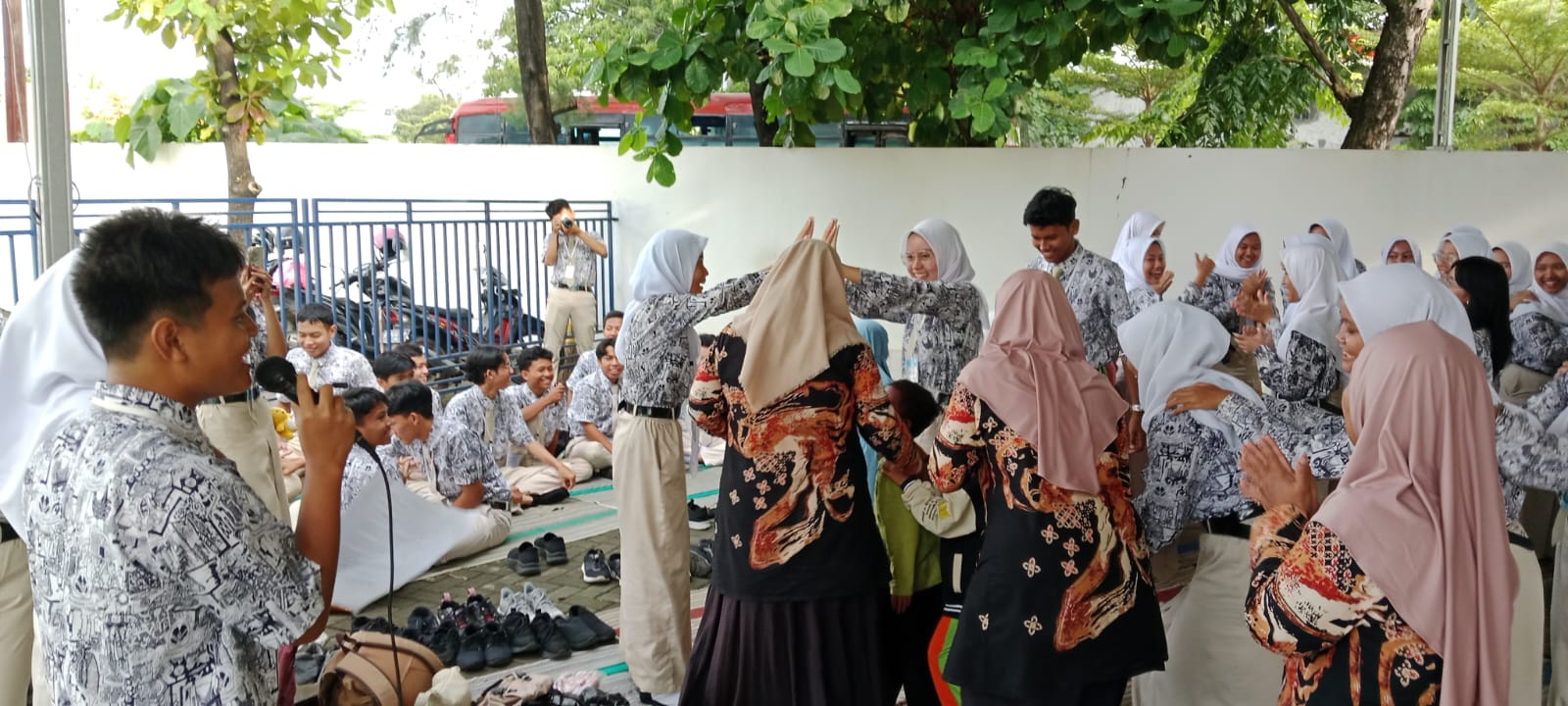 Kunjungi TBM Sakila Kerti, Siswa-siswi SMA Negeri 1 Tegal Berbagi Kebahagiaan 