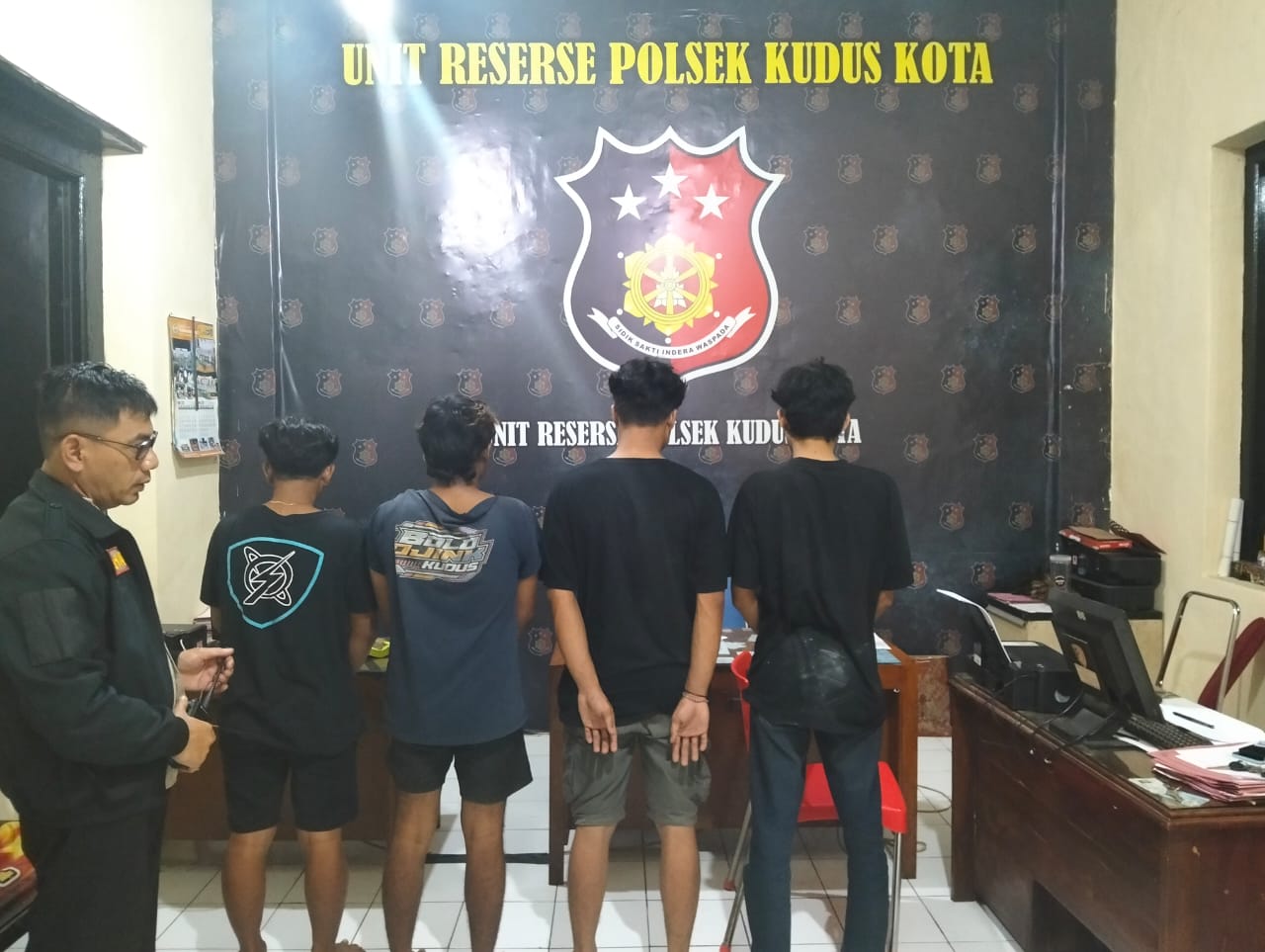 Mabuk Miras dan Bersenjata Besi, Empat Remaja Kudus Menyerah Digulung Polisi