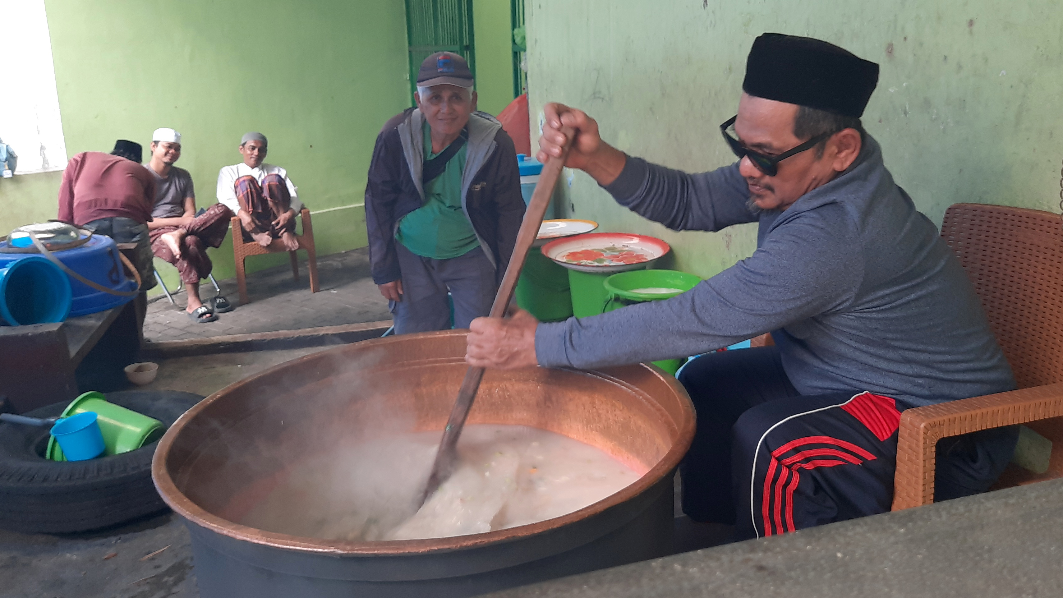 100 Tahun Bubur India Masjid Pekojan Semarang: Tungku Tembaga dan Tradisi Ramadan yang Tak Pernah Punah