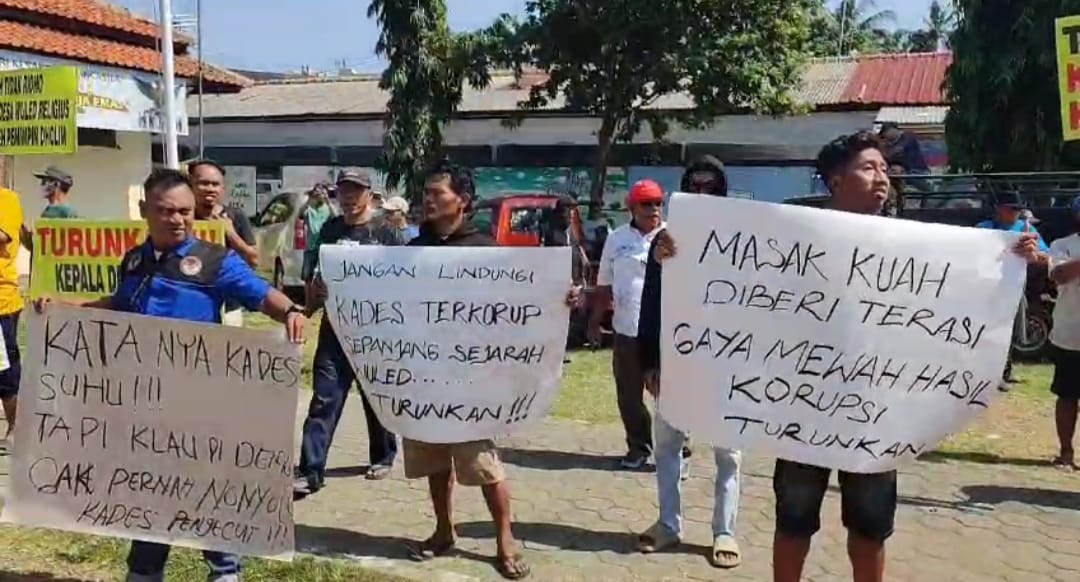 Seribuan Warga Desa Wuled Serbu Kantor Camat Tirto Pekalongan, Tuntut Kades Mundur