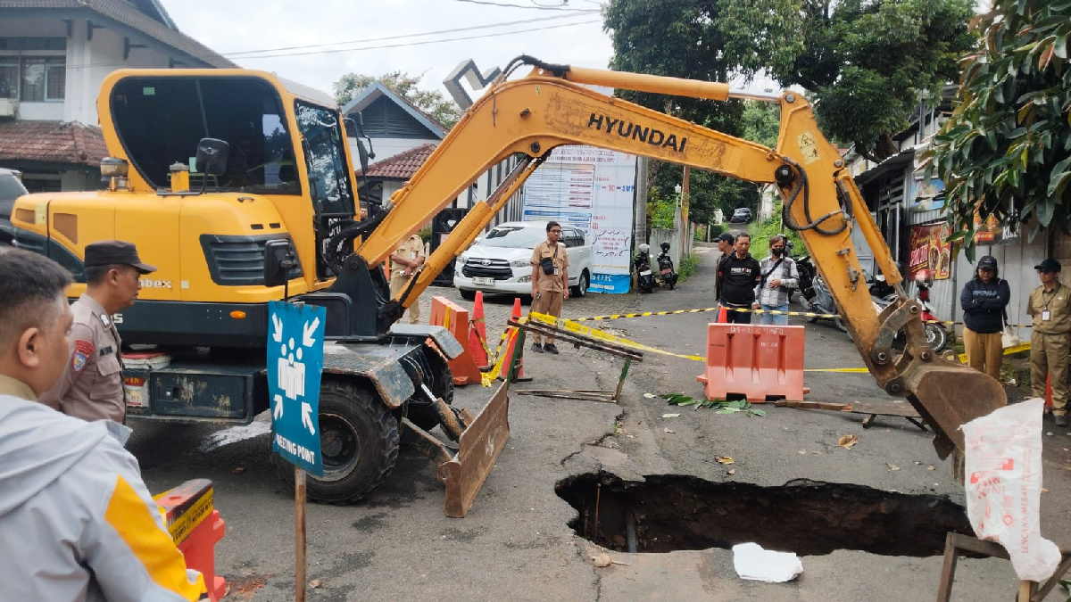 Jalan dr Wahidin Semarang Ambles 3 Meter, Muncul Lubang Besar Didepan Disdik