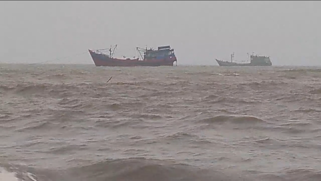 Kapal Nelayan Tertahan di Laut Akibat Pendangkalan Jalur Pelabuhan Pekalongan   