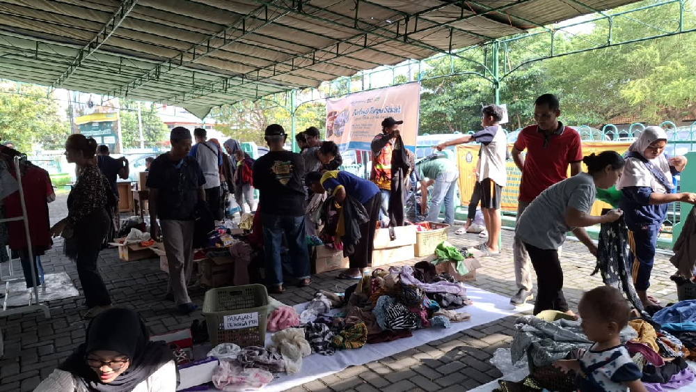Bazar Baju Bekas “Bayar Seikhlasnya” di Semarang Diserbu Warga, Puluhan Boks Ludes Diborong